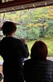 紅葉の名所として知られる京都の『瑠璃光院』の景色を楽しむ昭恵さん(左)と相川七瀬(右)