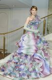 2004年のYUMI KATSURA　パリコレ記者会見での 200万円のドレスを着た吉川ひなのと、深田恭子、釈由美子、観月ありさ