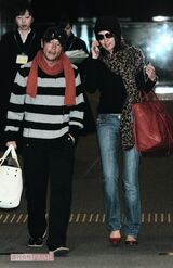 ハネムーン先のアフリカから帰国した陣内智則と藤原紀香（2008年1月）