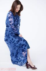 青いドレスから伸びる上戸彩の綺麗な脚（撮影／渡邉智裕）