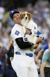 日本時間8月29日、始球式に登場した大谷翔平と愛犬のデコピン　写真/共同通信社