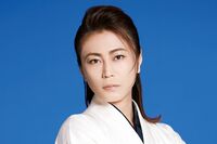 氷川きよし、白の着流しに黒い帯姿、凛とした表情に惚れぼれ!新アルバムのビジュアルが到着