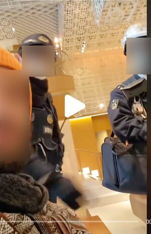 拡散している、ホテルに居座る外国人に警察官が退去を求める動画の一部。駆けつけた警察官は2名だった模様