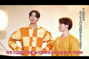 CMのメイキングで渡辺翔太の頬を「フォカッチャくらい、もちもち」と語るラウール（モスバーガーのYouTube公式チャンネルより）