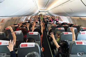 Spring Japanの2時間以上のフライトで名物の「Spring体操」（写真提供／Spring Japan）