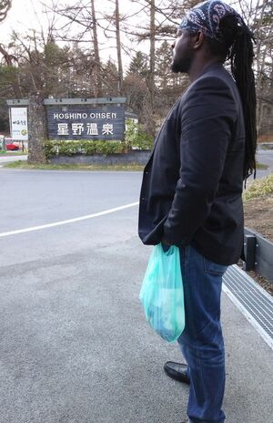 ベルナール・アッカ　バスツアーで温泉に