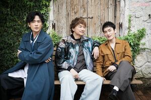 写真左から稲垣吾郎、香取慎吾、草なぎ剛　撮影／廣瀬靖士　取材・文／今井ひとみ（稲垣）、花村扶美（草なぎ、座談会）、伏見香織（香取）　ヘアメイク／金田順子（稲垣）、荒川英亮（草なぎ）、石崎達也（香取）　スタイリスト／黒澤彰乃　衣装協力／junhashimoto/junhashimoto OMOTESANDO、ネフォロジスト/株式会社ワイエムティー