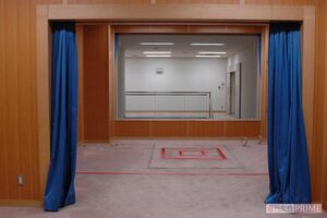 （1）死刑囚は執行室の中央にある赤い線で囲まれた踏み板の上に立たされ、足を縛られ、滑車からつるされたロープを首にかけられる（執行室の写真／2010年法務省提供）
