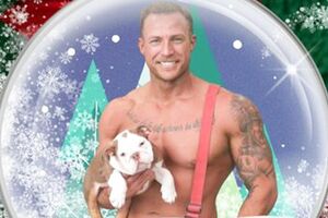 屈強な上裸の外国人男性と一緒に写るのは……犬!?