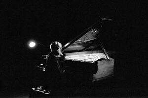 画面に統一感を出すため、全編モノクロで撮影された