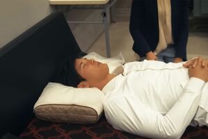 オーダーメードで枕を作る大谷。二刀流での活躍には十分な睡眠が大切だ（西川公式YouTubeより）