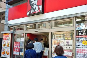 未曾有の外食不況を尻目に、今期は過去最高営業益を見込むKFC。ランチなどではしばしば行列が発生している例も見られる（記者撮影／東洋経済オンライン）