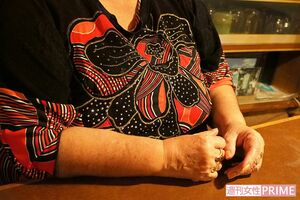 生前の恵美さんの様子を語る當山さん。恵美さんは足の悪い當山さんに「大丈夫？」と声をかけ、いつもいたわっていた