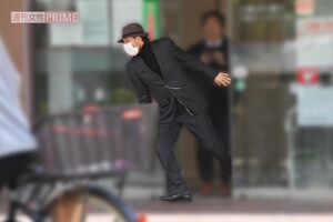 取材から逃げる野々村竜太郎元兵庫県議会議員（2020年4月）