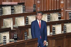 2025年10月、高市早苗首相の指名選挙終了後、国会内でひとり取り残された河野太郎氏