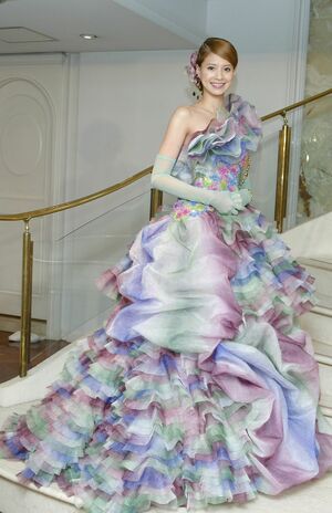 2004年のYUMI KATSURA パリコレ記者会見での200万円のドレスを着た吉川ひなのと、深田恭子、釈由美子、観月ありさ