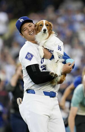 日本時間8月29日、始球式に登場した大谷翔平と愛犬のデコピン　写真/共同通信社