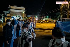 《京都小6男児遺体遺棄事件》安達結希さん死体遺棄容疑で逮捕された義父・優季容疑者を乗せた車が南丹署に到着の様子（16日午前1時過ぎ）