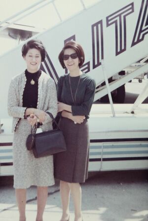 結婚後、義母で美容家の芝山みよかさんとパリへ。現地でメイクアップの学校に入り、基礎から舞台用のメイクまで習った