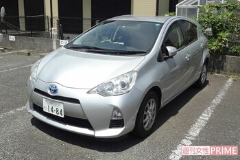 駐車場に止められていた善明さんの車。こまめに洗車する姿も目撃されており、整頓された車の中には善明さんの帽子が残されていた