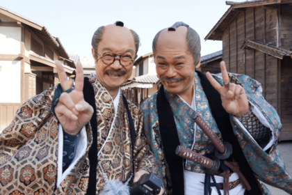 コメディー時代劇『よってこてんてこめ江戸カフェ』(サンテレビジョン)で爺役で共演した際のカット