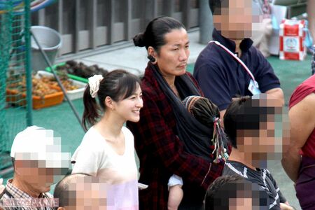 広末涼子と次男を抱いた夫のキャンドル・ジュン氏(2011年)