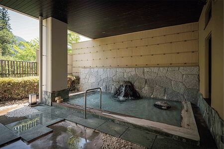 山々を眺めながら贅沢な時間を過ごせる庭園露天風呂。柔らかな湯あたりが人気
