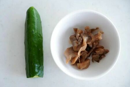 きゅうりの青臭さが気になる場合は皮を剥きます（筆者撮影・東洋経済オンライン）