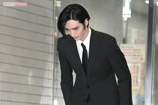 保釈され湾岸署を出る清水尋也被告