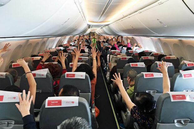 Spring Japanの2時間以上のフライトで名物の「Spring体操」（写真提供／Spring Japan）