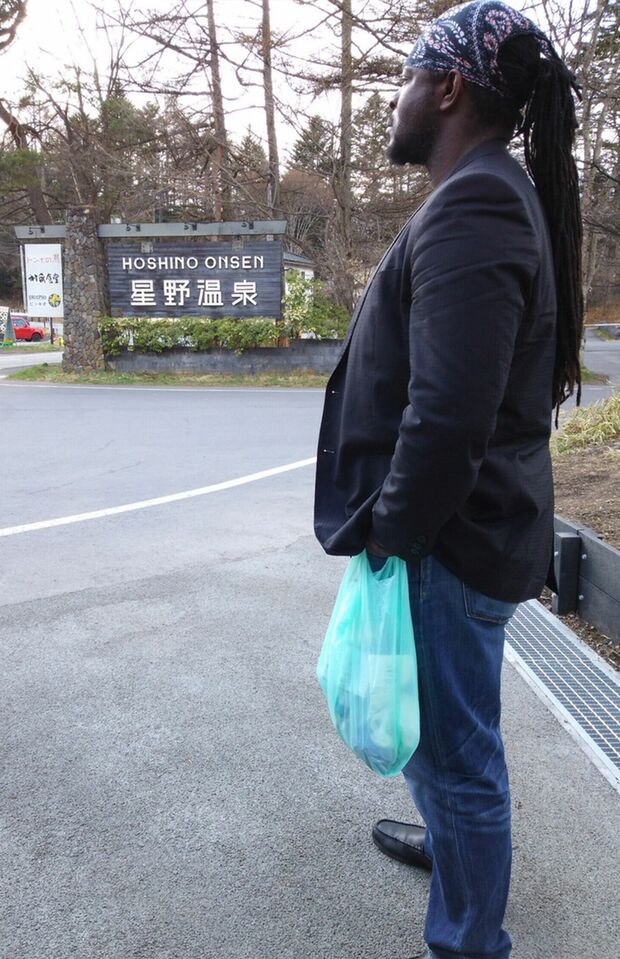 ベルナール・アッカ　バスツアーで温泉に