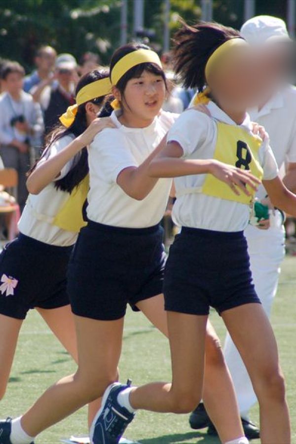  初等科6年生のとき、再レースで無念の結果となった「むかで競走」（'13年10月）