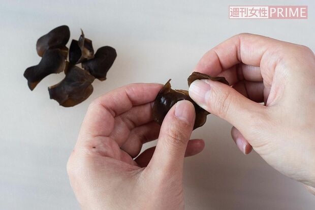 キクラゲは手でちぎることで味が染みやすくなる