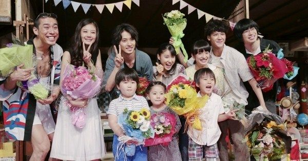 花束贈呈で現れた高志役の渡辺大知、そして今後の放送で登場する子役たちとともに「イエーイ!」