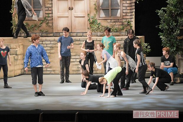 【5】16:00-16:50舞台上で場当たり。横幅や奥行きもそれぞれの会場で違うので、客席から見て見えにくくないか、俳優同士が重なっていないかなど、細かくチェック　撮影／渡邊智裕