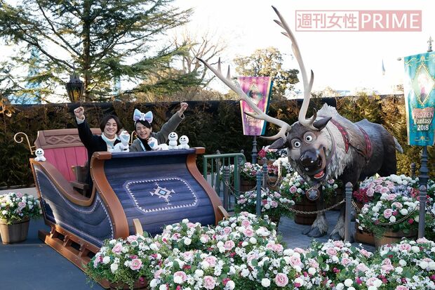 「アトラクションみたいで楽しー！」（橋本くん）「ポップコーン片手に冒険に出発だー！」（高崎くん）撮影／伊藤和幸　(c)DISNEY/PIXAR