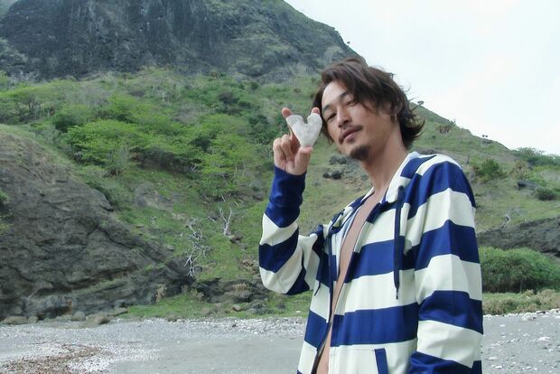 初めて小笠原を訪れた窪塚洋介。宮川さんの印象を「ジェダイマスター」と話す　  （C）PLANETIST FILM PARTNERS