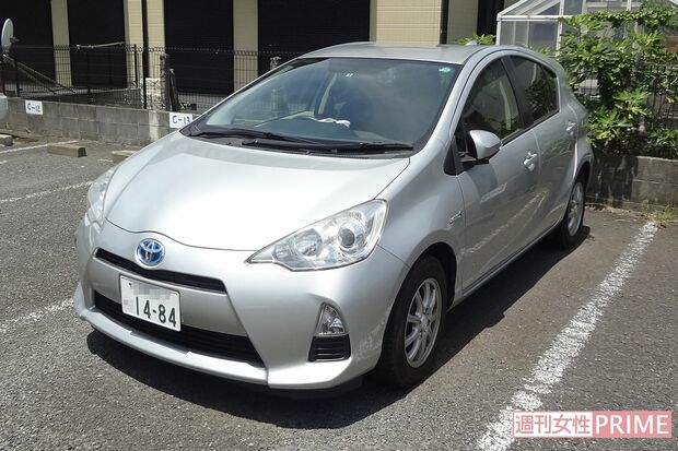 駐車場に止められていた善明さんの車。こまめに洗車する姿も目撃されており、整頓された車の中には善明さんの帽子が残されていた