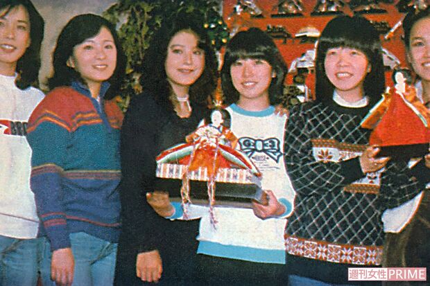 1980年、ひな祭りコンサート。右から五輪真弓さん、イルカさん、沢田さん、久保田早紀さん、太田裕美さん、横山みゆきさん