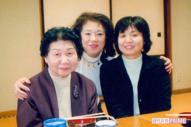 生島の母・美知子さんと震災で亡くした妹の喜代美さん、ご友人・齋藤洋子さん（後ろ）