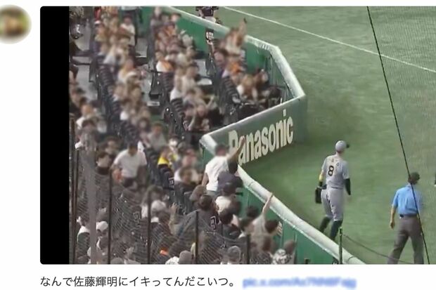 阪神・佐藤輝明選手に向かってボールを突き上げるエキサイトシートの観戦客(Xより、一部編集部加工)