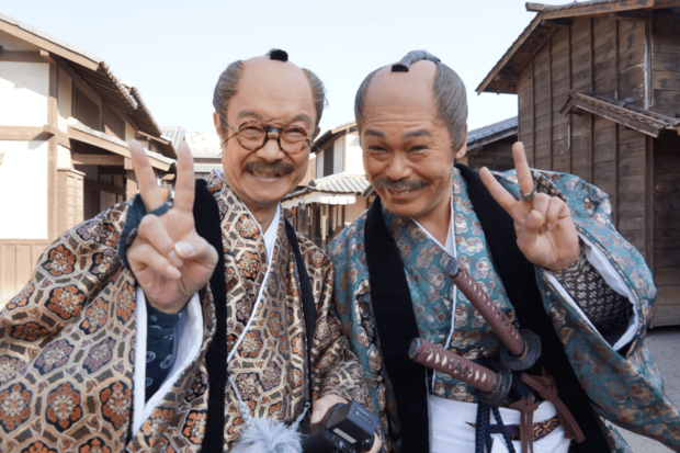 コメディー時代劇『よってこてんてこめ江戸カフェ』（サンテレビジョン）で爺役で共演した際のカット