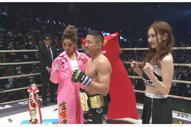 2020年12月31日の『RIZIN.26』で堀口恭司選手と撮影に臨むゆきぽよ（RIZIN FIGHTING FEDERATIONより）