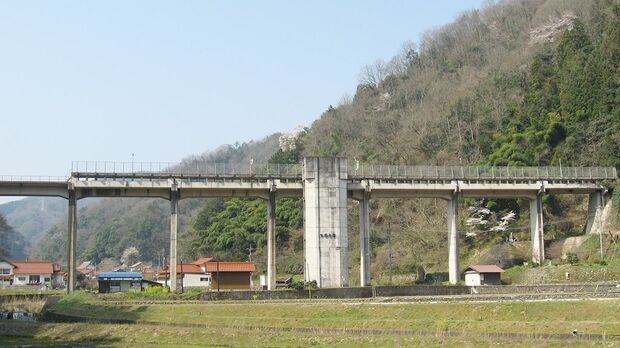 ■宇都井＝うづい　三江線（島根県）ホーム＆待合室が地上30メートルの高さにある“天空の駅”。エレベーターがないため116段の階段を上らなくてはいけない！