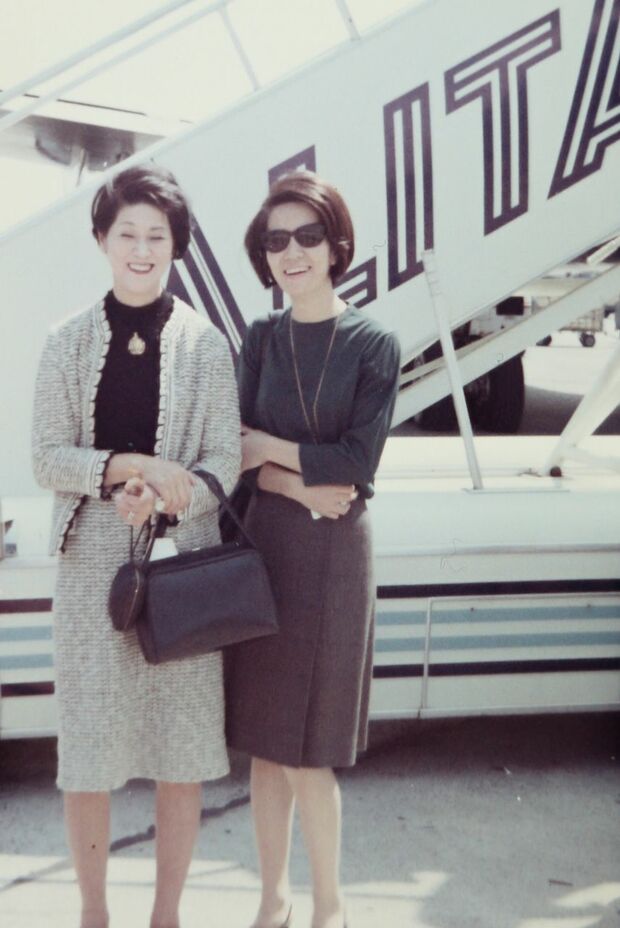 結婚後、義母で美容家の芝山みよかさんとパリへ。現地でメイクアップの学校に入り、基礎から舞台用のメイクまで習った