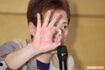 ジャニー喜多川氏の遺骨を報道陣に見せる中居正広