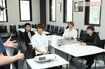 泉橋酒造・犬塚晃介さんのお話に聞き入るメンバーたち。社会科見学っぽい!