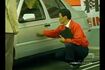 過去に放送されていたビッグモーターのCM。従業員が顧客の車のドアを激しく殴打(ツイッターより)