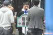 ドラマ『六本木クラス』ロケ、パンダの着ぐるみをきる竹内涼真。眠たいのか何度かあくびをする姿も(2022年5月)