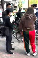 4月16日の午前、品川区路上で事情聴取をうける華原（タテ画像）